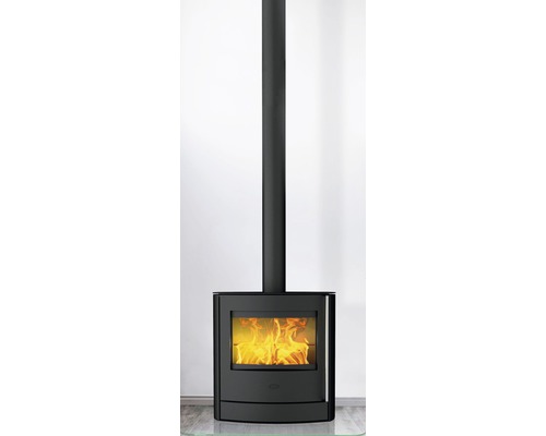 Poêle à bois avec tuyau de poêle et feu brûlant