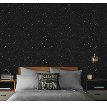 Schlafzimmer mit Sternenhimmel-Tapete, Bett und Nachttischen.