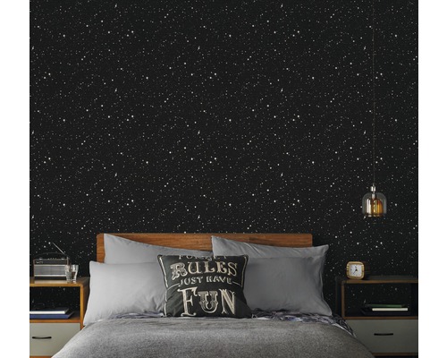 Schlafzimmer mit Sternenhimmel-Tapete, Bett und Nachttischen.