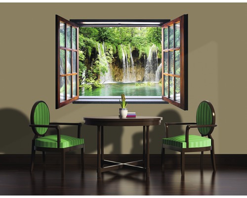 Salon avec vue sur une cascade à travers une fenêtre ouverte, table et deux chaises