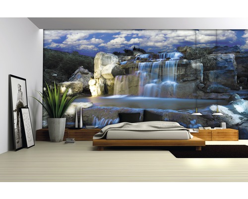 Salon avec papier peint photo motif cascade, lit et plante d''intérieur