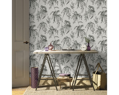 Scène avec papier peint à motif de singes et de plantes, table en bois et objets décoratifs