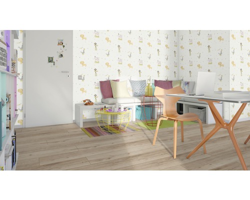 Chambre d''enfant avec papier peint à motifs, bureau et siège