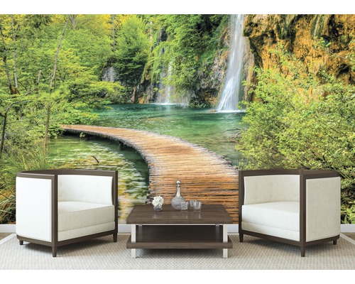 Fototapete mit Wasserfall und Holzsteg im Wald