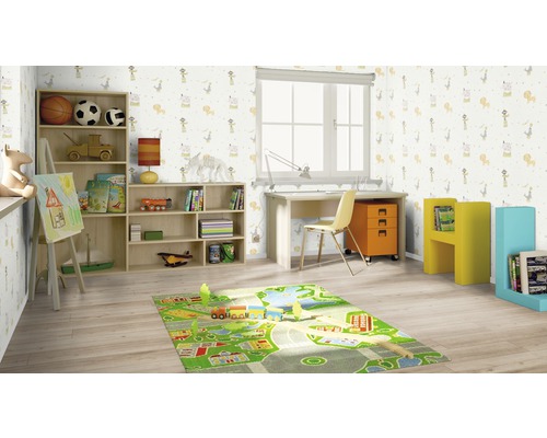 Une chambre d''enfant avec des meubles, du papier peint à motifs d''animaux et un tapis de jeu.