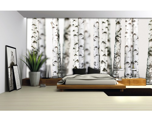 Schlafzimmer mit Birkenwaldtapete, Bett und Dekorationen für eine ruhige Atmosphäre.