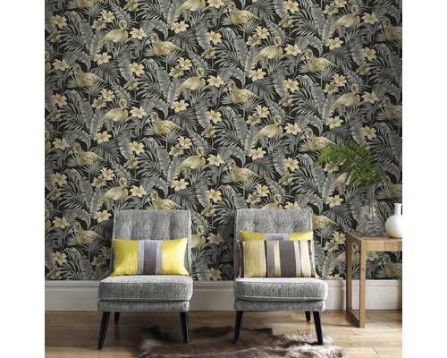 Raumansicht mit Tapete mit Flamingos, Blättern und Blüten auf dunklem Hintergrund