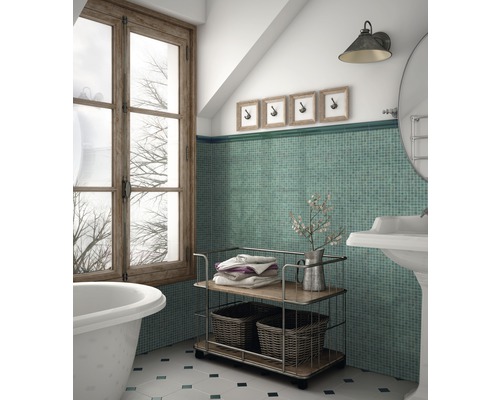 Salle de bains lumineuse avec baignoire, fenêtre et chariot de rangement