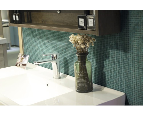 Lavabo de salle de bain avec robinet, décoration et meuble de rangement