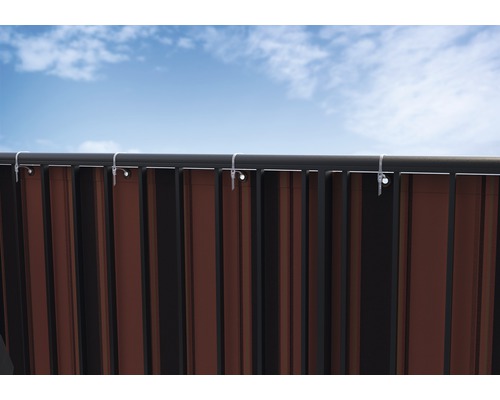 Aussenjalousie mit Befestigung vor blauem Himmel