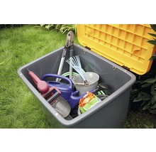 Coffre de jardin avec outils de jardin tels que taille-haie, râteau, arrosoir et seau
