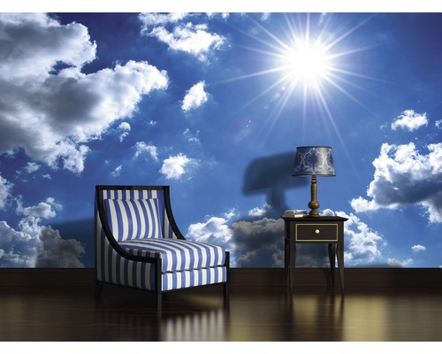Fototapete mit Himmelsmotiv, Sessel mit Streifenmuster und Nachttischlampe