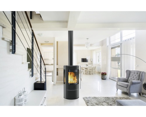 Salon avec escalier et poêle