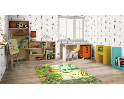 Chambre d''enfant avec meubles en bois clair, bureau, bibliothèque et tapis de jeu