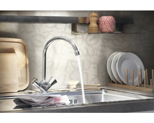 Évier de cuisine avec robinet, vaisselle et ustensiles de cuisine