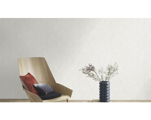 Wohnzimmer mit einer weißen Relief-Tapete, einem Holzstuhl und einem Tisch mit Blumen