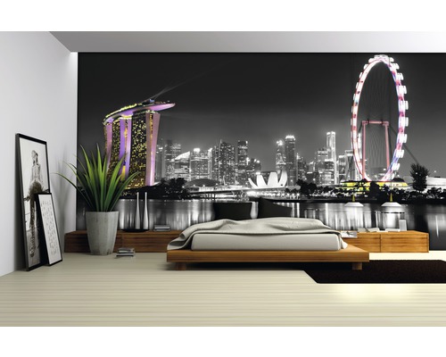 Wandgestaltung mit Fototapete einer nächtlichen Stadtlandschaft in einem Schlafzimmer.