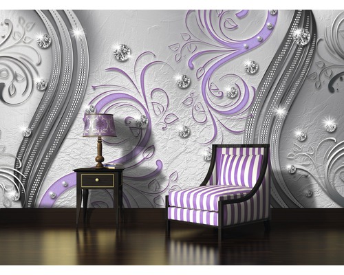 Szene mit gemusterten Tapeten, Sessel und Lampe auf einem Tisch