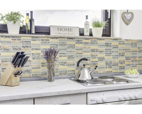 Scène de cuisine avec des carreaux de mosaïque, des couteaux, une bouilloire et des décorations sur un plan de travail