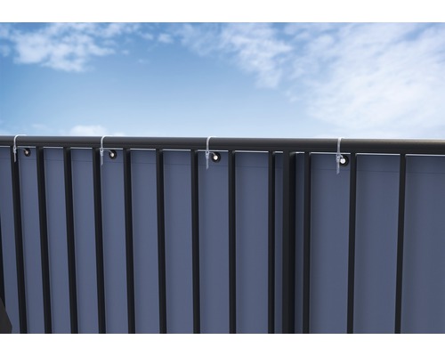 Sichtschutzzaun mit Befestigung an einem Zaun