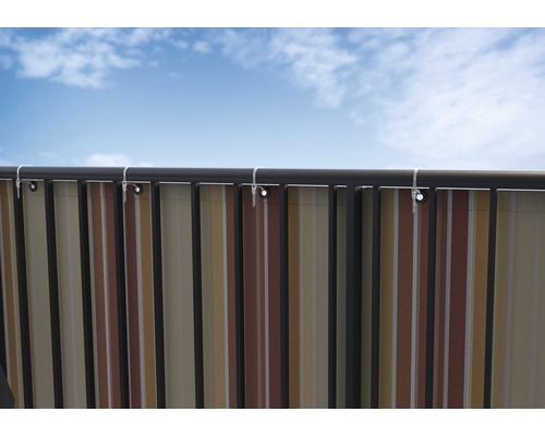 Streifenförmiger Balkon Sichtschutz am Geländer befestigt