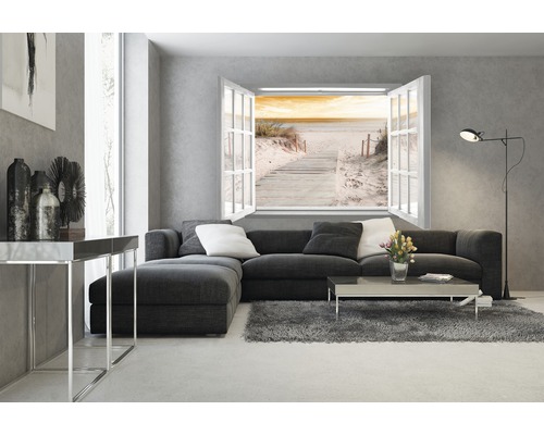 Salon avec canapé, tapis et vue de la fenêtre sur une plage