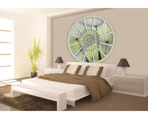 Chambre claire avec lit, tables de chevet, plante d''intérieur et peinture murale circulaire