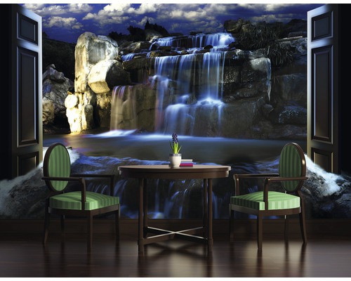 Raumgestaltung mit Wasserfalltapete, Tisch und Stühlen für eine natürliche Atmosphäre