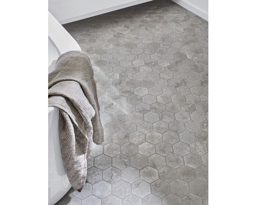 Badezimmer mit Sechseckfliesen und Badewanne