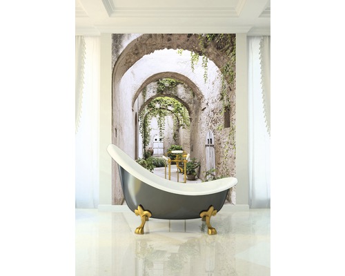 Badezimmer mit einer freistehenden Badewanne und einem Fotomotiv einer Gasse mit Steinbögen