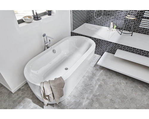 Helles Badezimmer mit freistehender Badewanne, Dusche und Ablagefläche