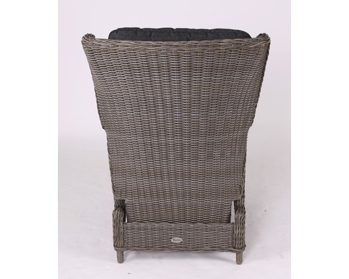 Vue arrière d''un fauteuil en rotin avec coussin