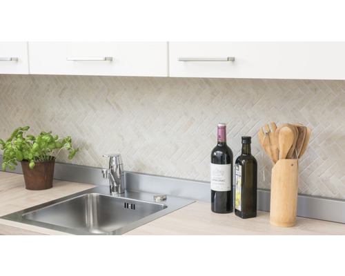 Küchenszene mit Spüle, Armatur, Fliesen, Küchenutensilien und Dekoration