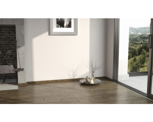 Heller Raum mit Holzfussboden, Terrassentür und Dekoration