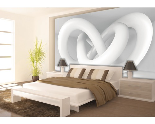 Chambre lumineuse avec lit double, tables de chevet, lampes, plante d''intérieur et papier peint photo avec motif abstrait