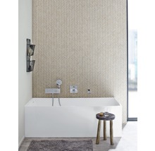 Badezimmer mit Badewanne, Armatur, Hocker, Teppich und Wandregal