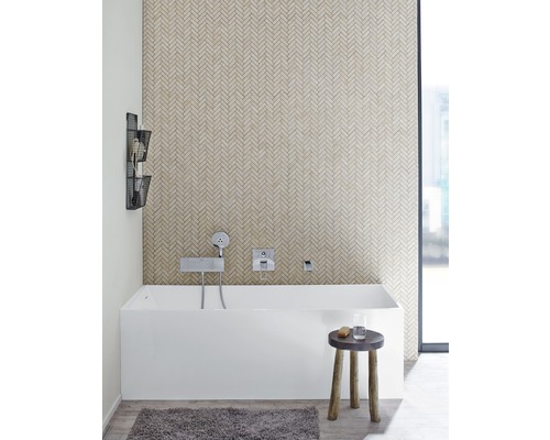 Badezimmer mit Badewanne, Armatur, Hocker, Teppich und Wandregal