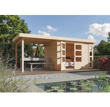 Maison de jardin en bois avec terrasse, table et banc dans un jardin