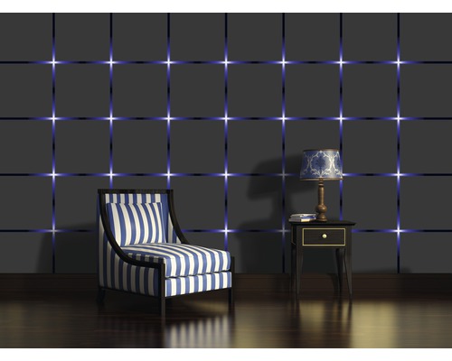 Szene mit Sessel, Nachttisch und Lampe vor einer Wand mit quadratischem Muster