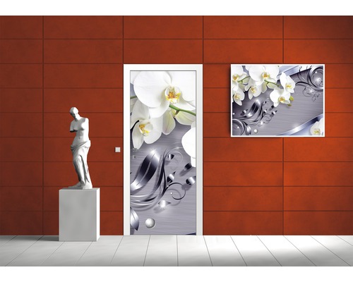 Affiche de porte décorative avec motif d''orchidées et peinture murale assortie dans une pièce lumineuse.