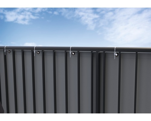 Sichtschutzstreifen mit Befestigung am Zaun