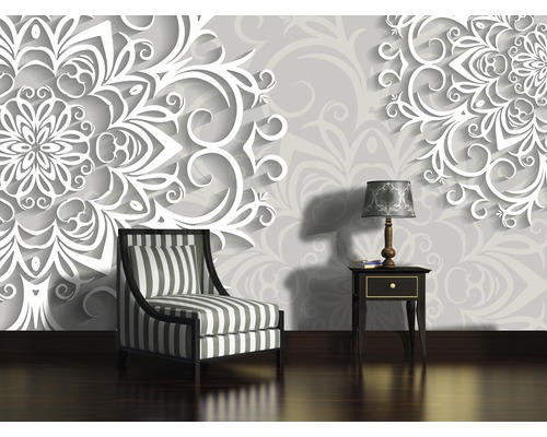 Dekorative Wandgestaltung mit Sessel und Tischlampe in einem Raum