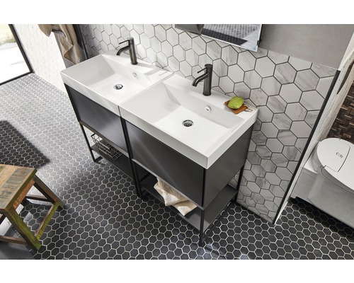 Salle de bains avec meuble-lavabo double, lavabos, robinetterie et carrelage hexagonal