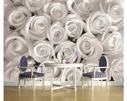 Intérieur décoratif avec papier peint à motif de roses, table et chaises.