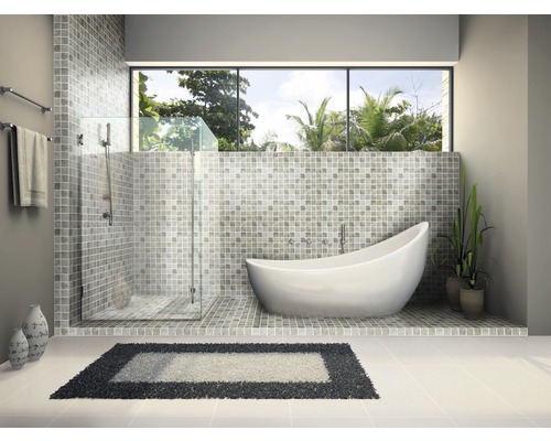 Salle de bains avec baignoire, douche, mosaïque et fenêtre