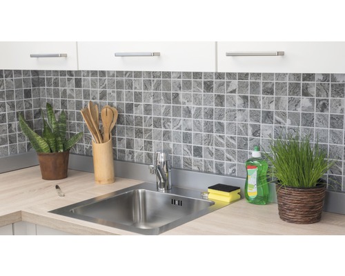 Évier de cuisine avec robinetterie, carreaux de mosaïque et ustensiles de cuisine