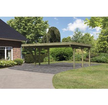 Holzcarport im Gartenbereich mit Pflastersteinen