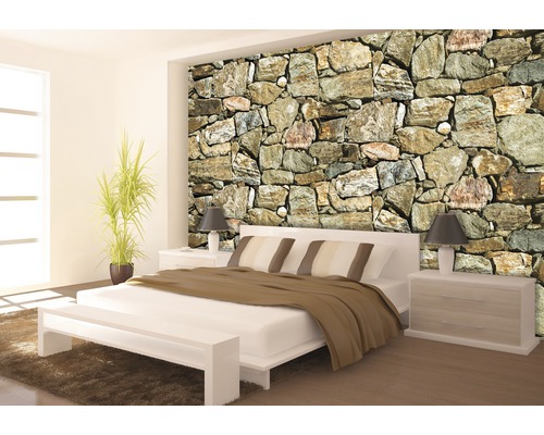 Schlafzimmer mit Steinmauer-Tapete, Bett, Nachttischen und Zimmerpflanze