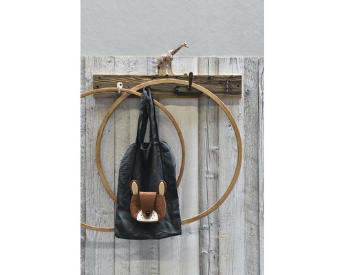 Sac en tissu décoratif avec motif animal suspendu à un crochet sur le mur