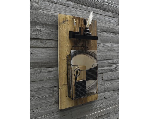 Étagère murale décorative avec tablette et panier en fil de fer sur un mur en bois